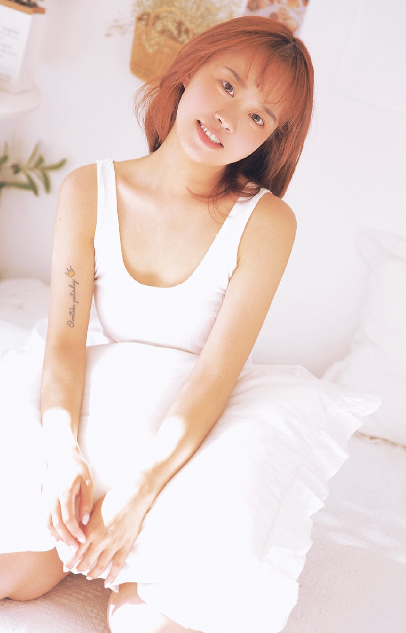 短发妹子露齿甜笑青春活力套图