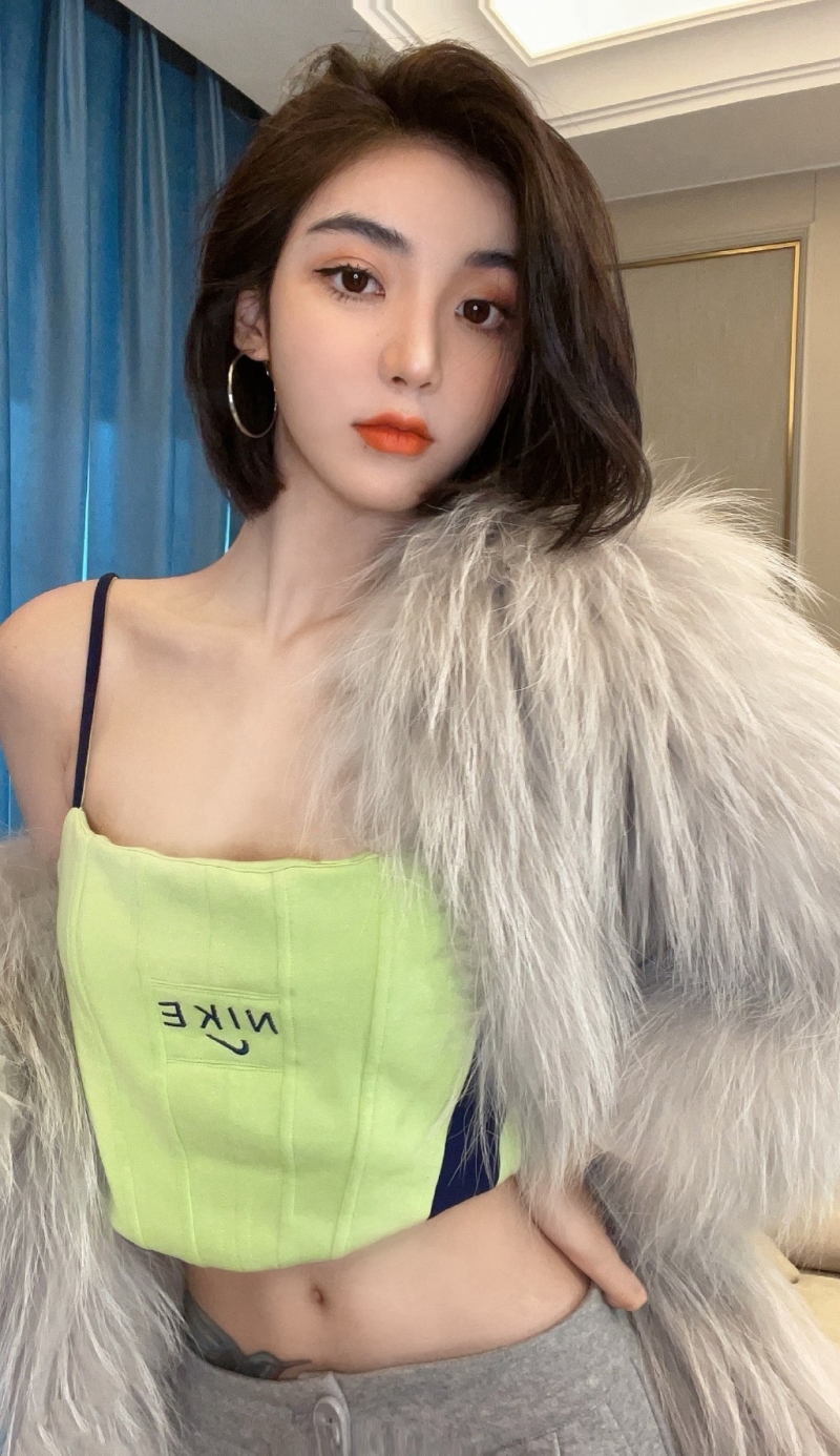 短发美女御姐纤细蛮腰私房写真