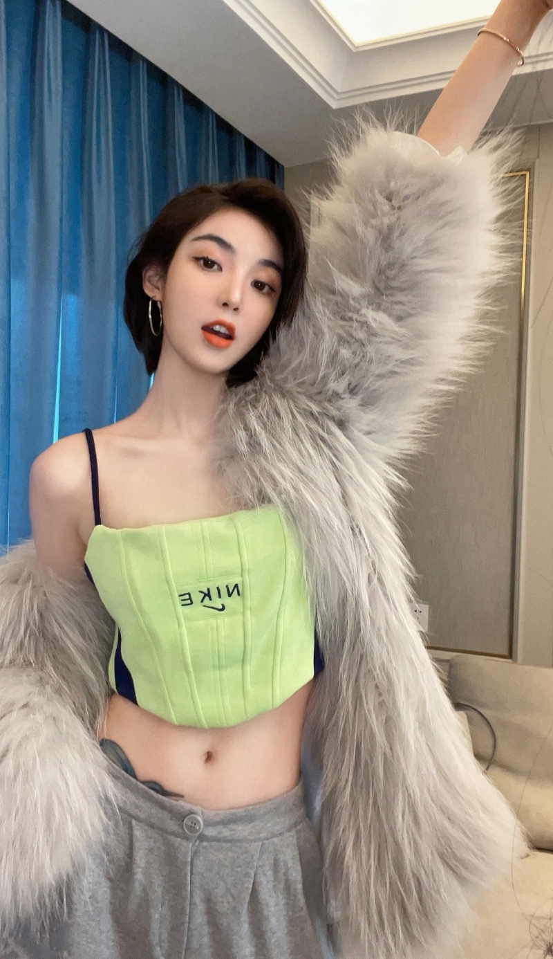 短发美女御姐纤细蛮腰私房写真