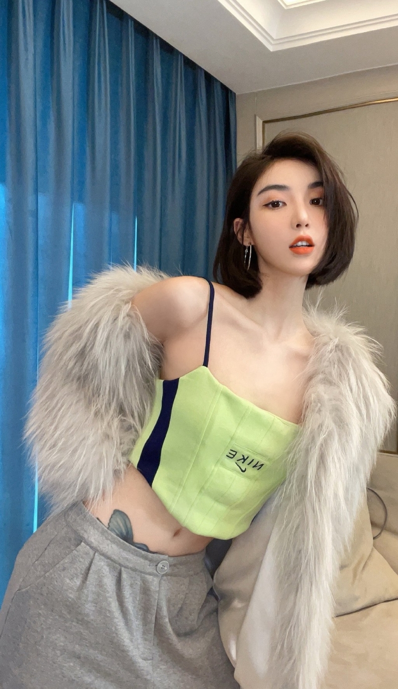 短发美女御姐纤细蛮腰私房写真