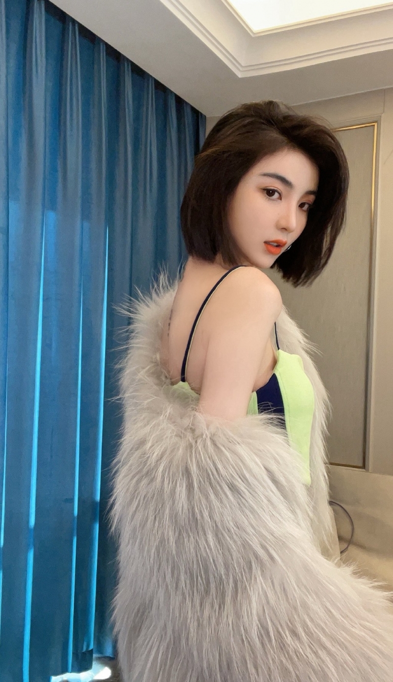 短发美女御姐纤细蛮腰私房写真