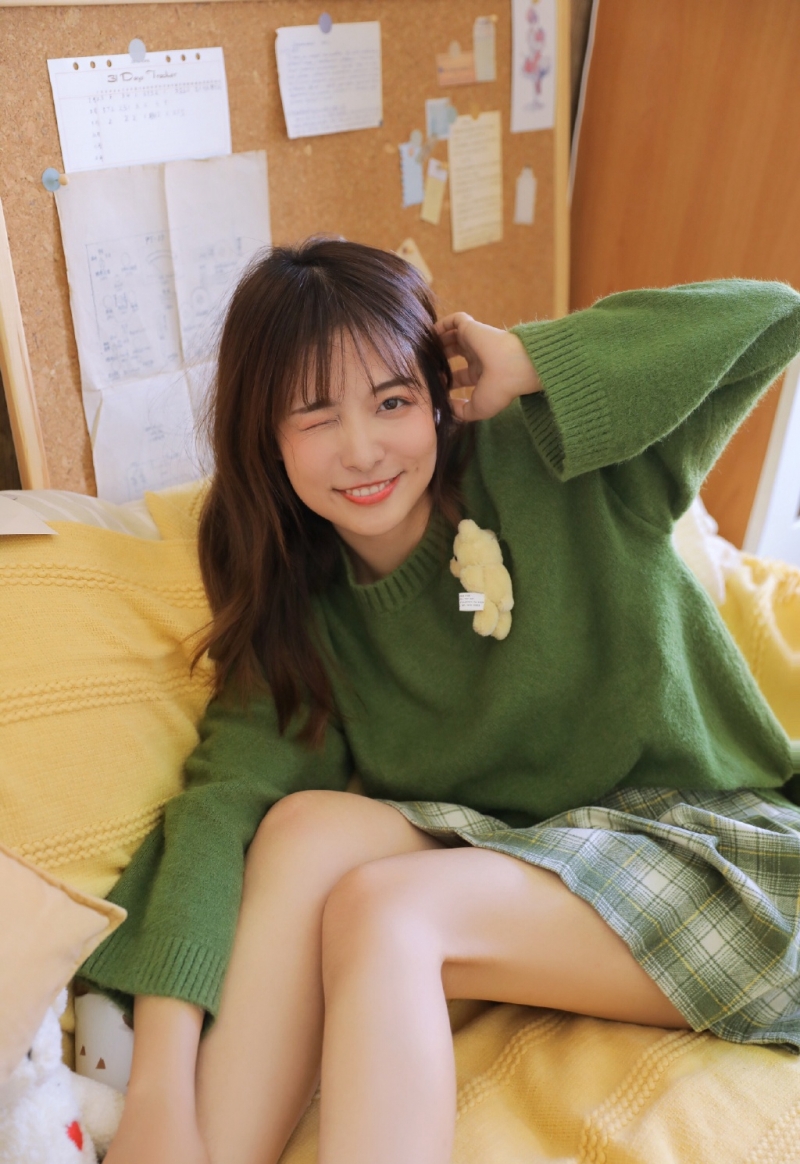 短裙美女露齿甜笑青春活力套图