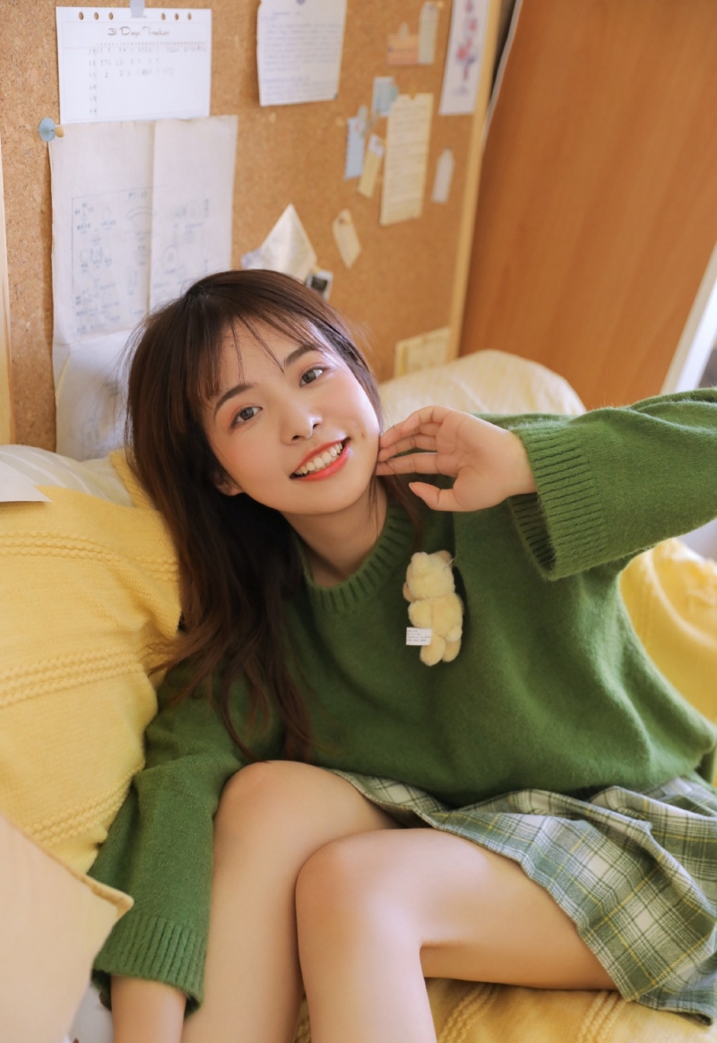 短裙美女露齿甜笑青春活力套图