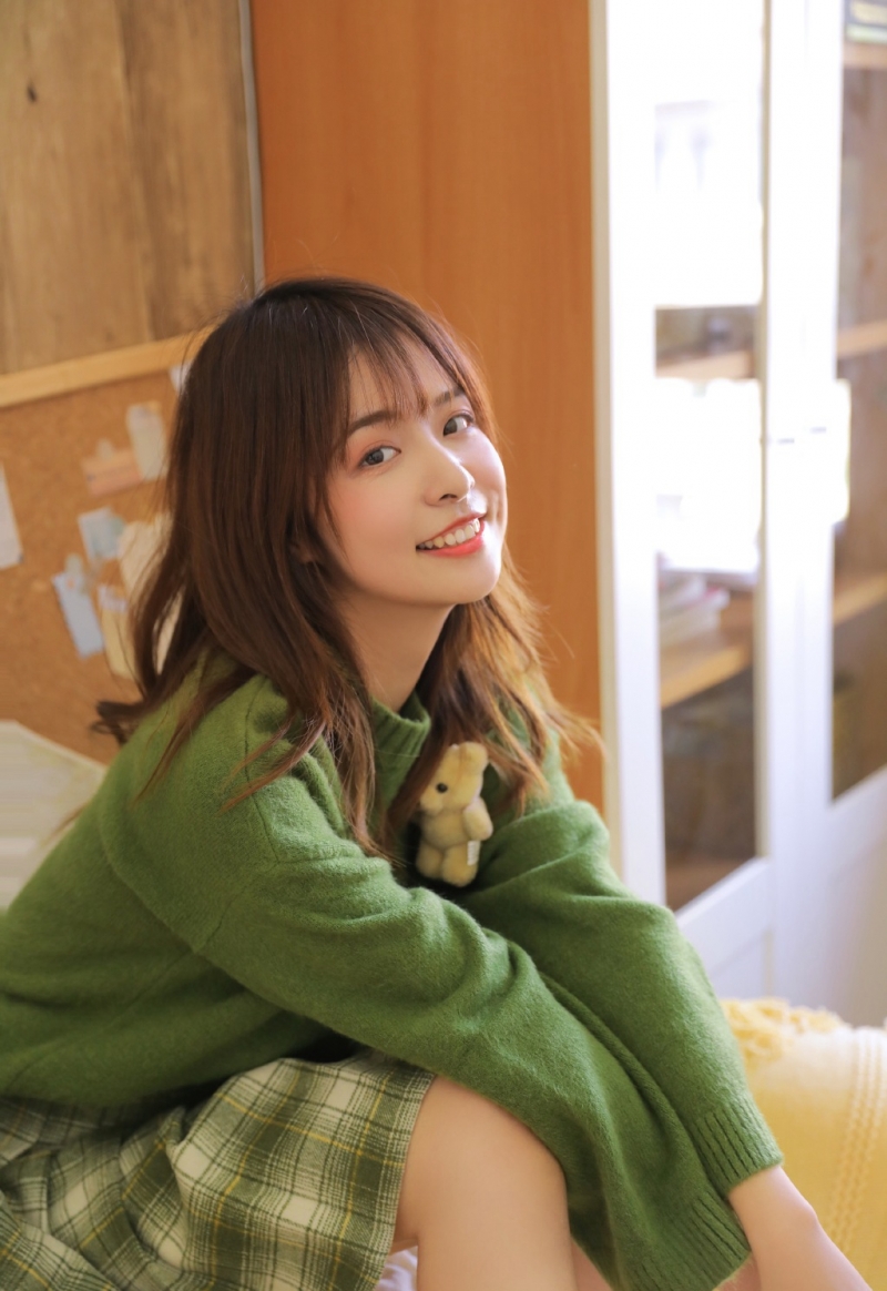 短裙美女露齿甜笑青春活力套图