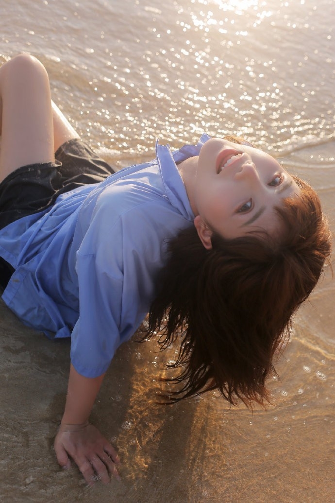 阳光下的清纯美女海边嬉戏美图