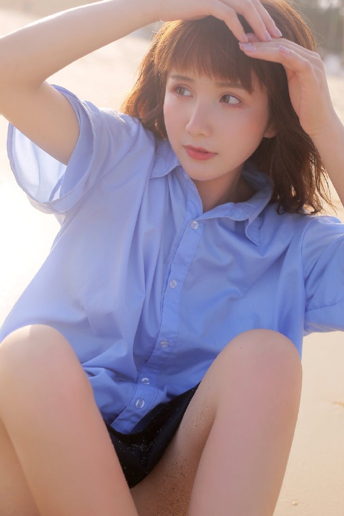 阳光下的清纯美女海边嬉戏美图