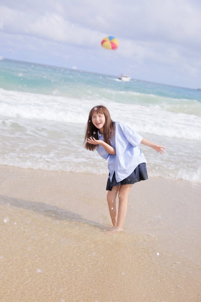 阳光下的清纯美女海边嬉戏美图