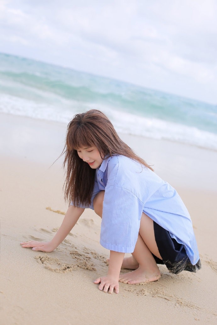 阳光下的清纯美女海边嬉戏美图