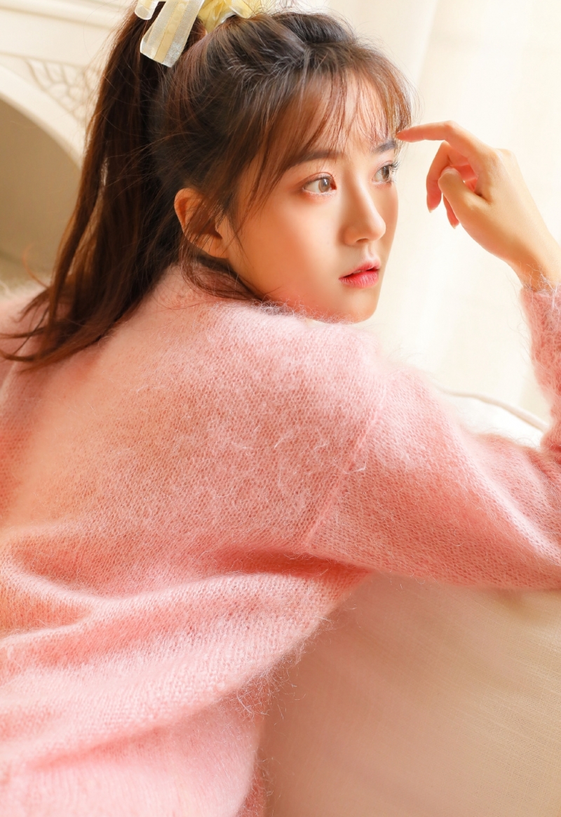 高马尾美女白皙大长腿私房写真