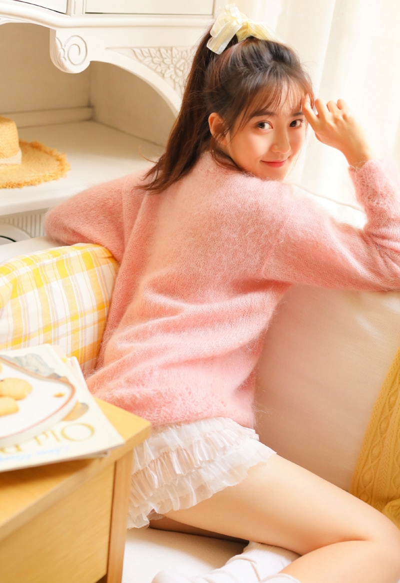 高马尾美女白皙大长腿私房写真