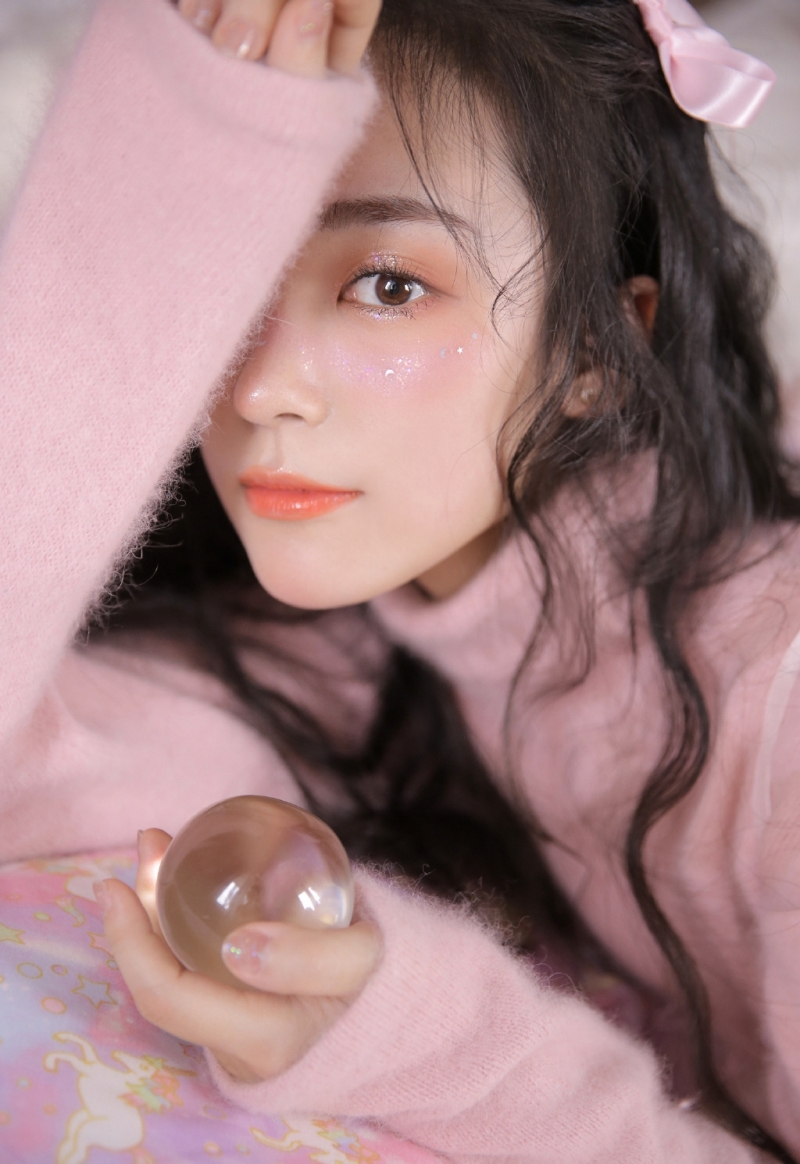 粉嫩小妹波浪卷发浪漫优雅图片