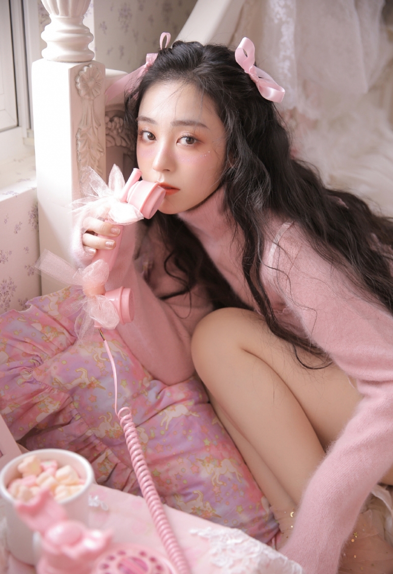 粉嫩小妹波浪卷发浪漫优雅图片