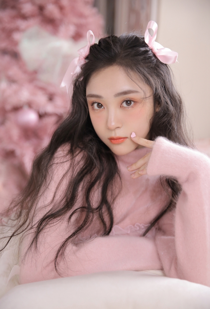 粉嫩小妹波浪卷发浪漫优雅图片