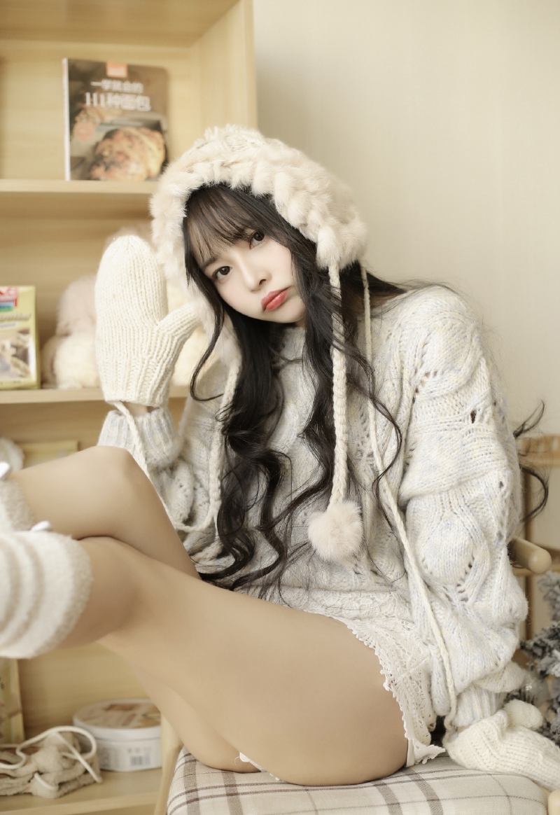 长发美女超短裤大长腿私房写真