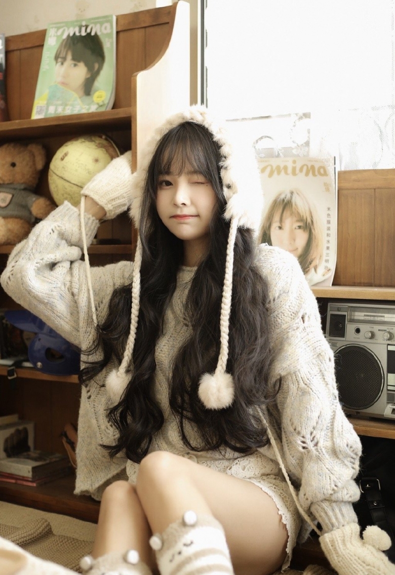 长发美女超短裤大长腿私房写真