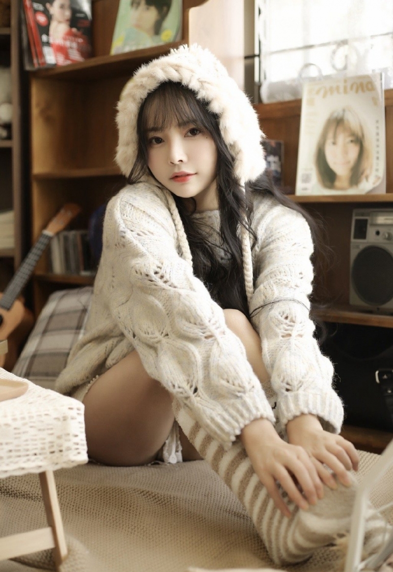 长发美女超短裤大长腿私房写真