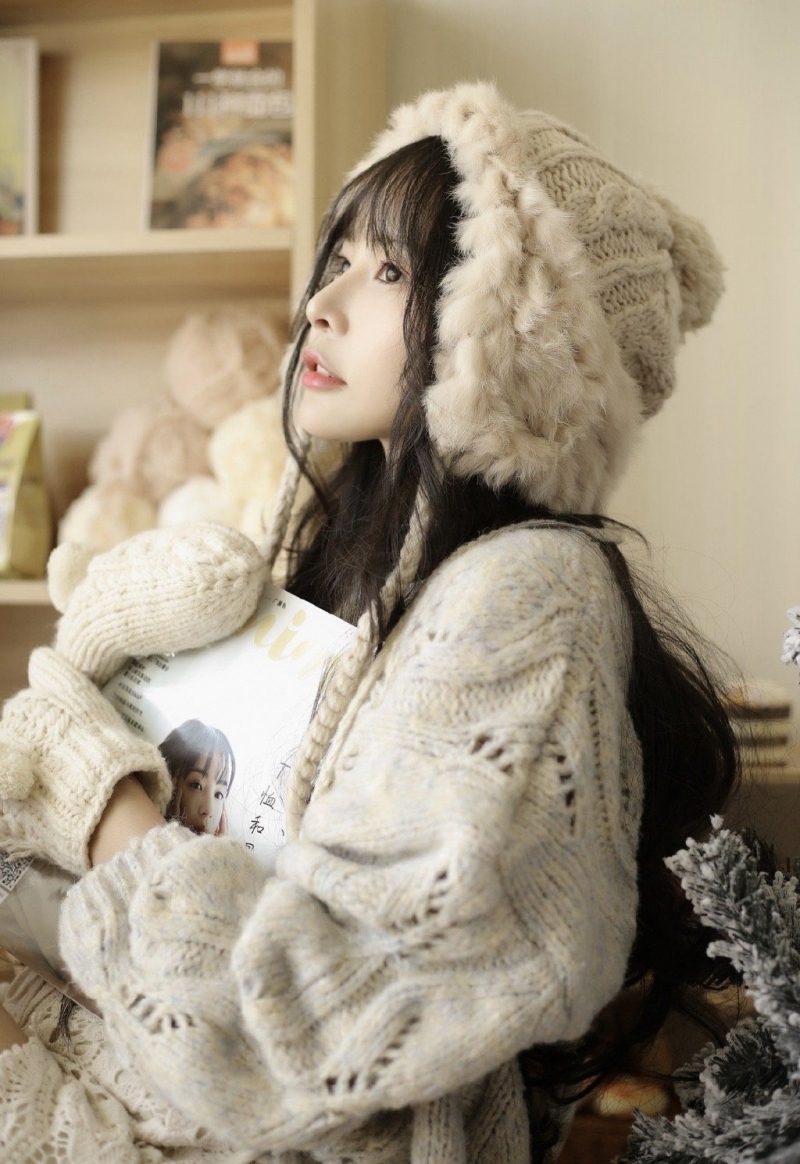 长发美女超短裤大长腿私房写真