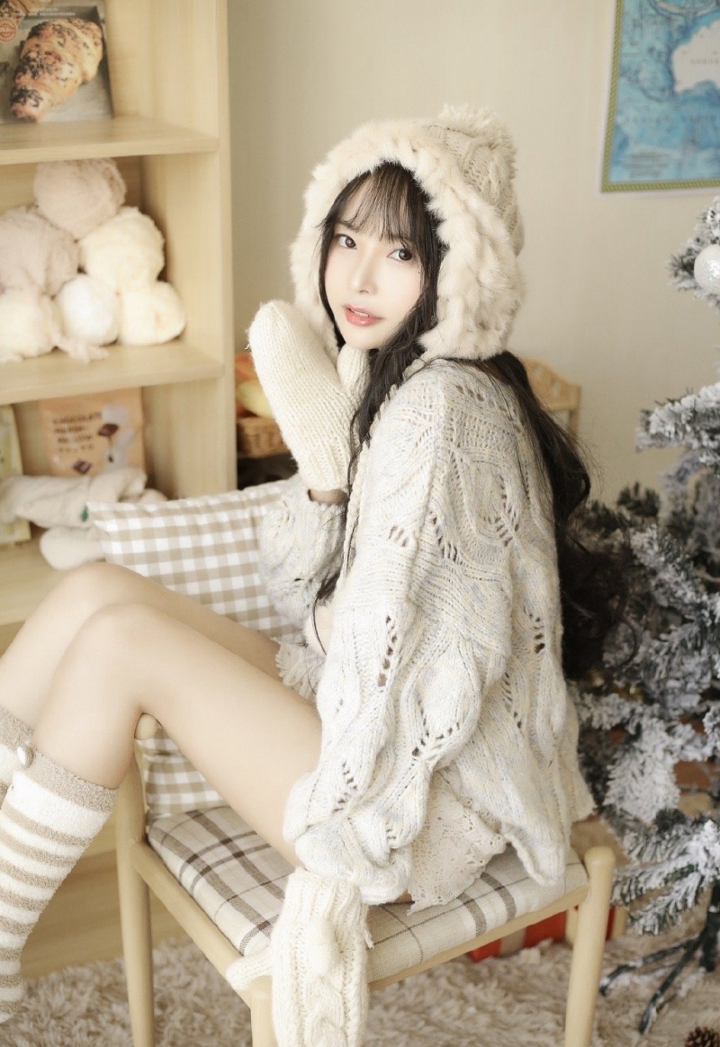 长发美女超短裤大长腿私房写真