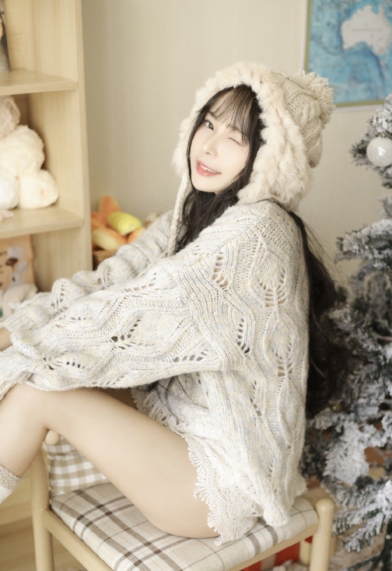 长发美女超短裤大长腿私房写真