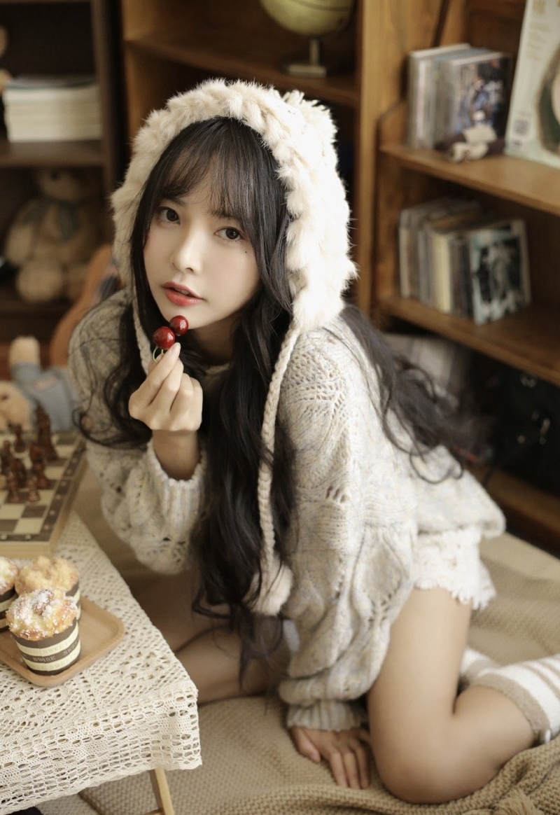 长发美女超短裤大长腿私房写真