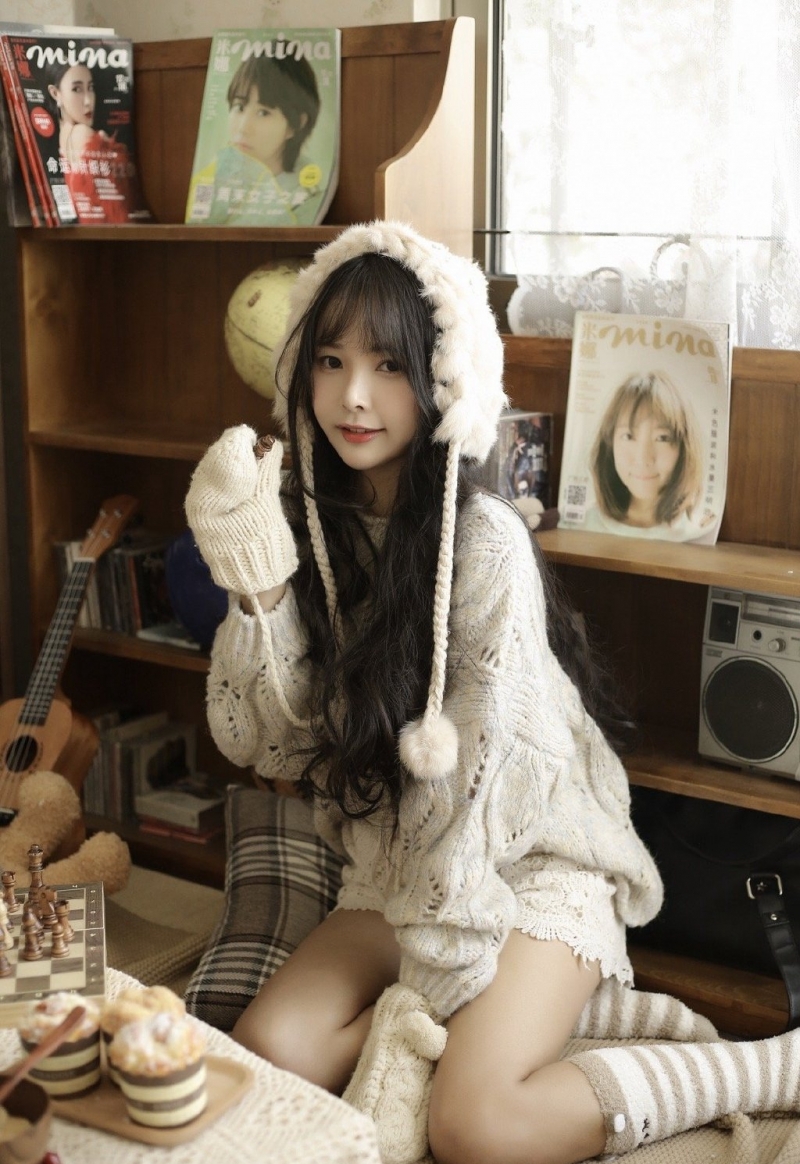 长发美女超短裤大长腿私房写真