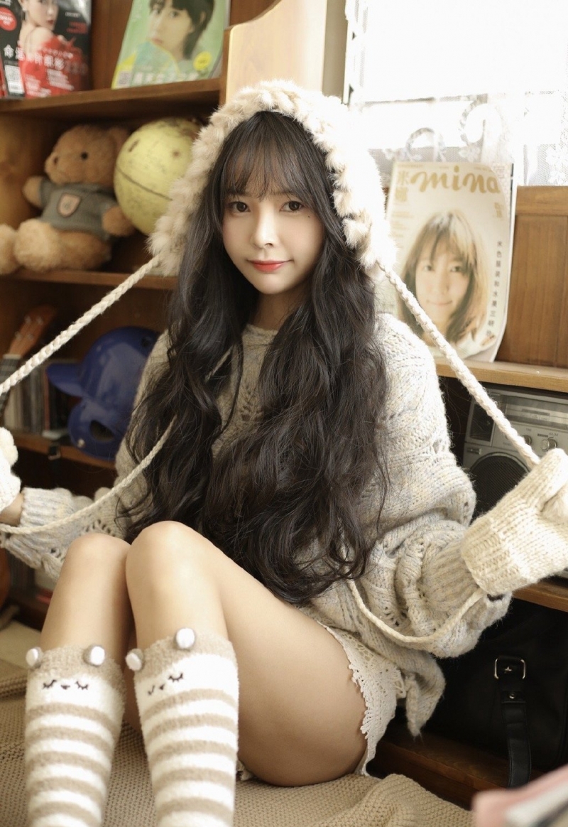 长发美女超短裤大长腿私房写真