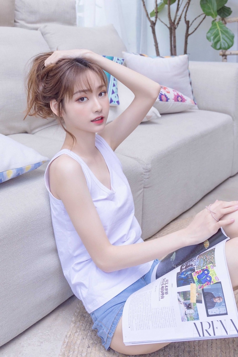 白嫩美女背心热裤香肩美腿图片