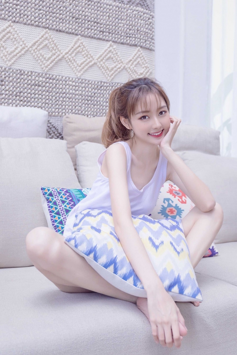 白嫩美女背心热裤香肩美腿图片