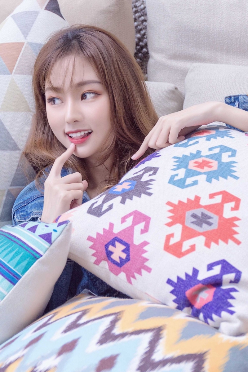 白嫩美女背心热裤香肩美腿图片