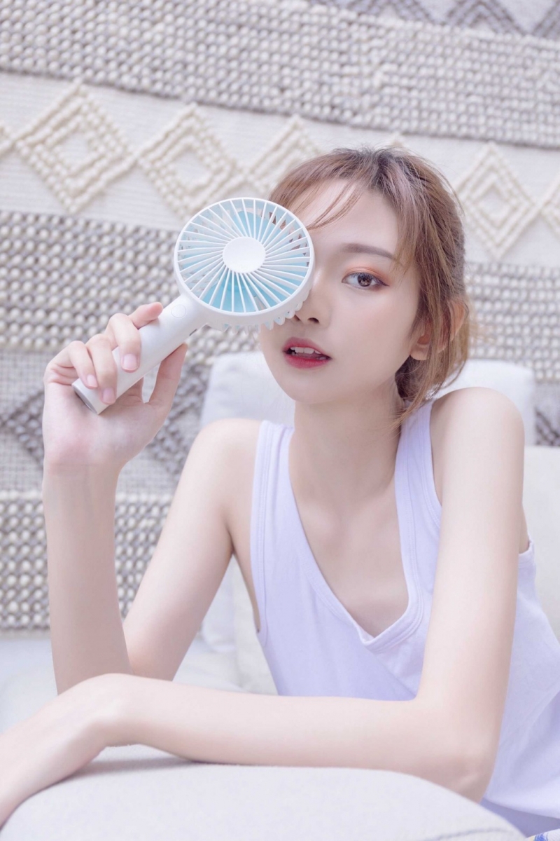 白嫩美女背心热裤香肩美腿图片