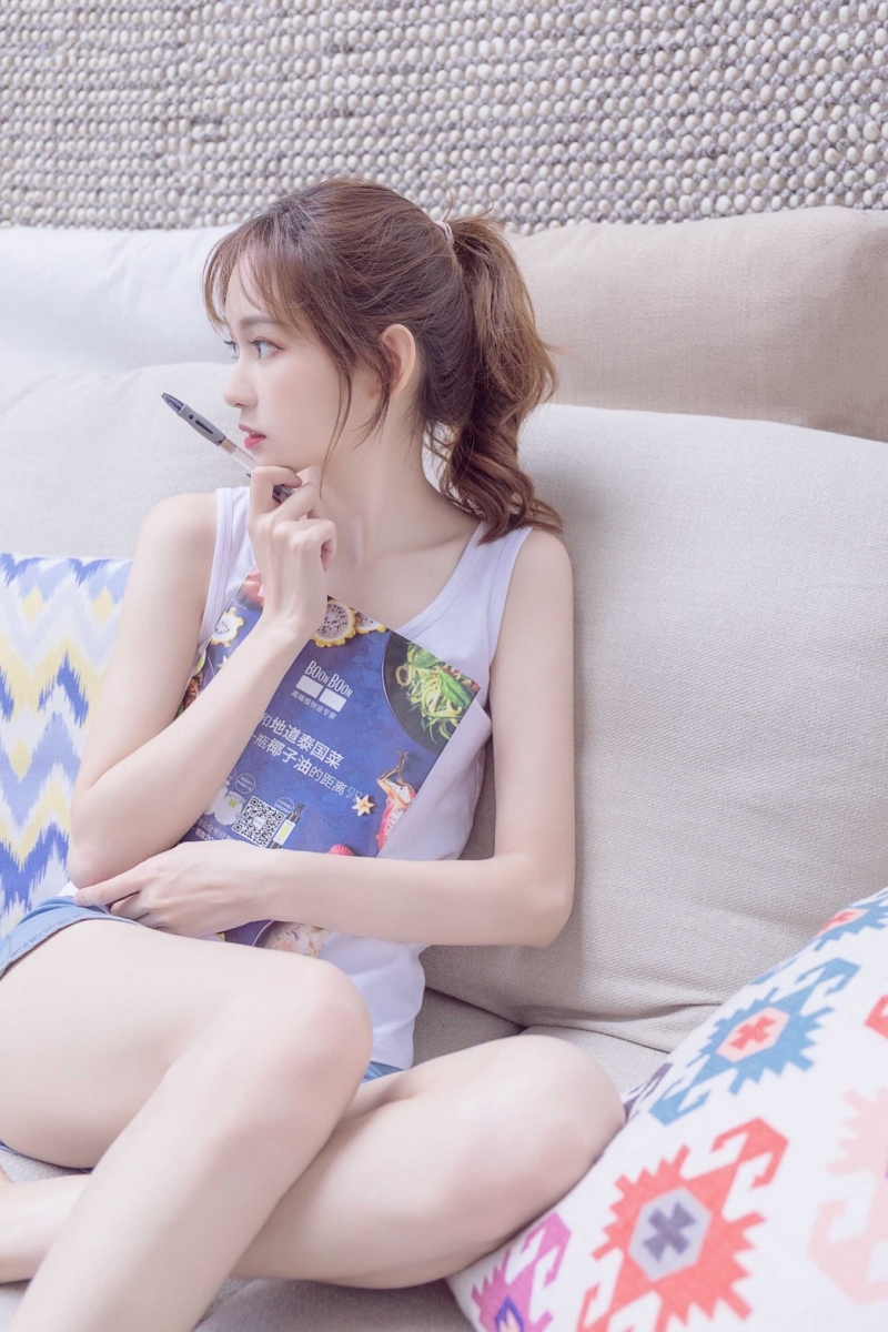 白嫩美女背心热裤香肩美腿图片