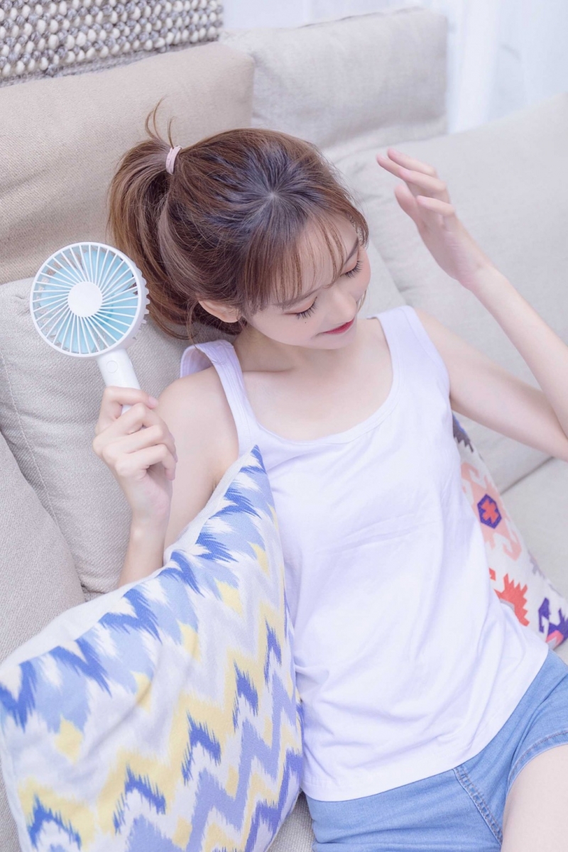 白嫩美女背心热裤香肩美腿图片