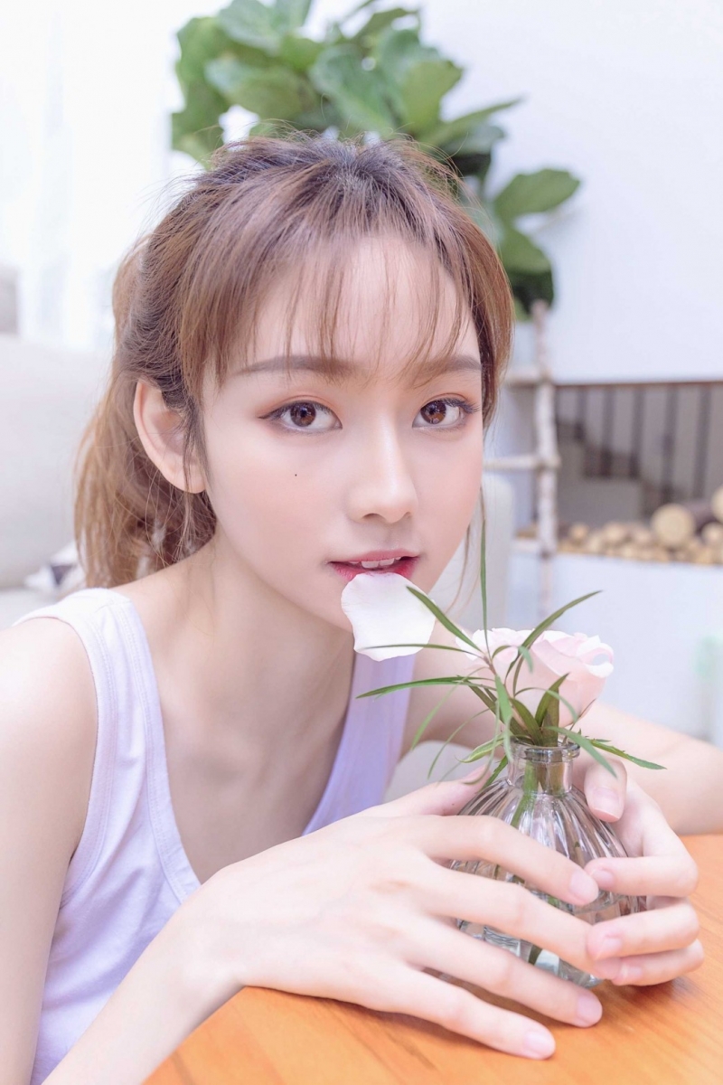 白嫩美女背心热裤香肩美腿图片