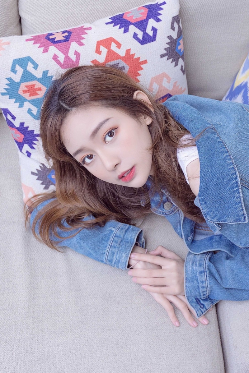 白嫩美女背心热裤香肩美腿图片