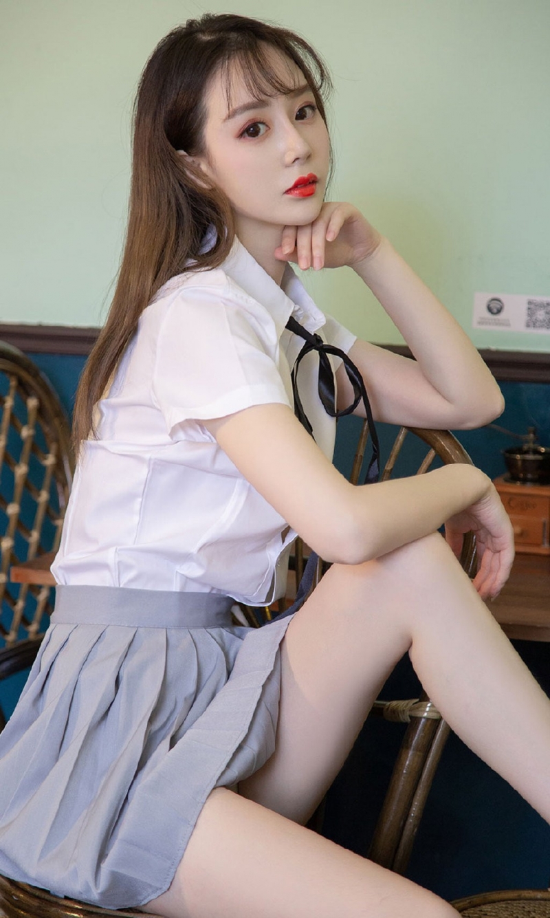 长发美女制服短裙白皙美腿写真