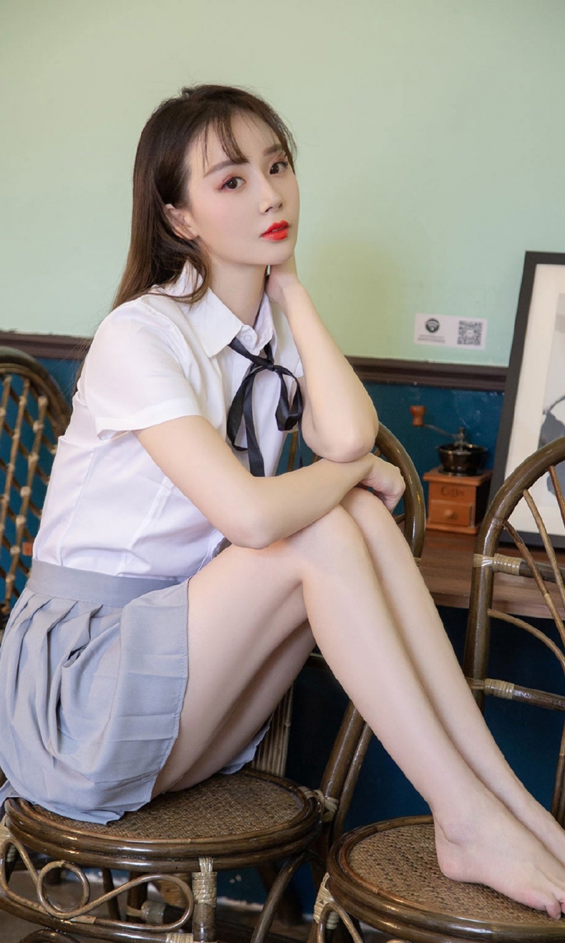 长发美女制服短裙白皙美腿写真