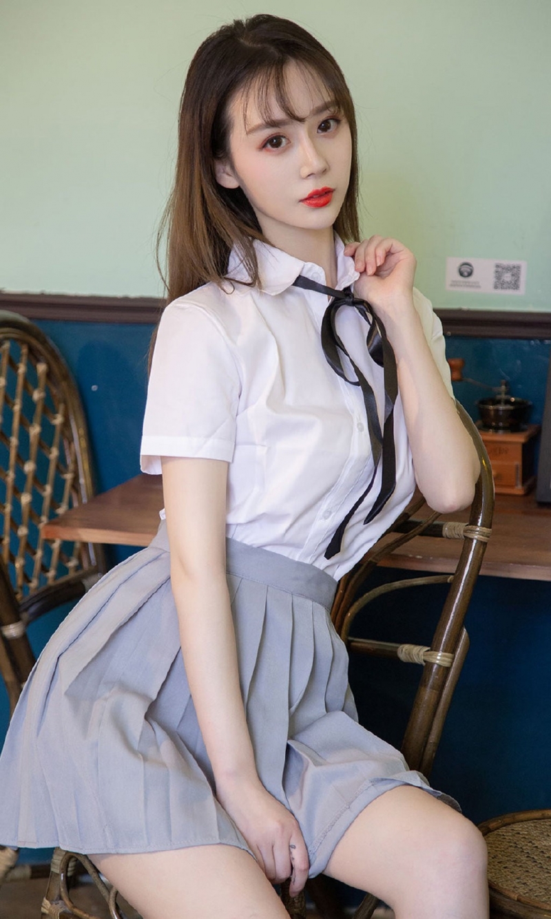 长发美女制服短裙白皙美腿写真