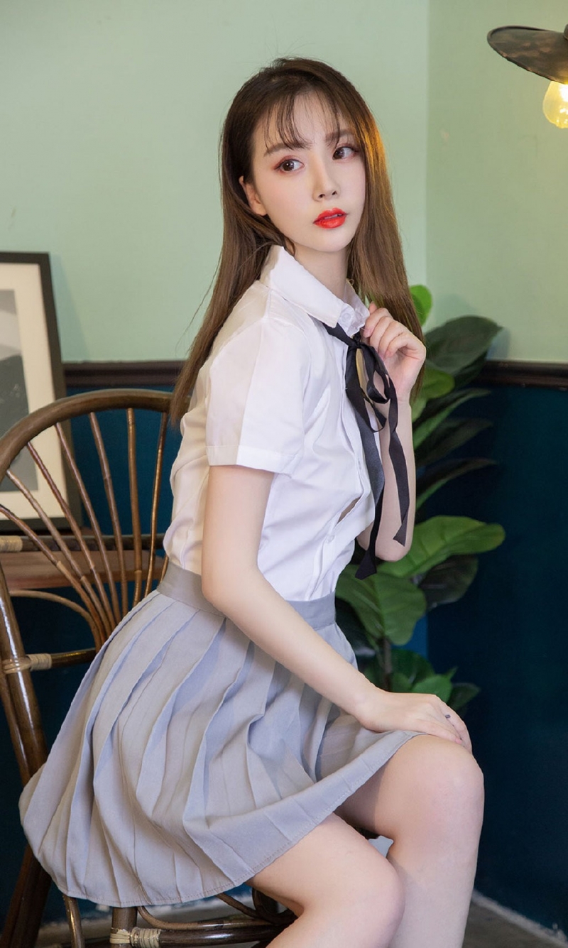 长发美女制服短裙白皙美腿写真