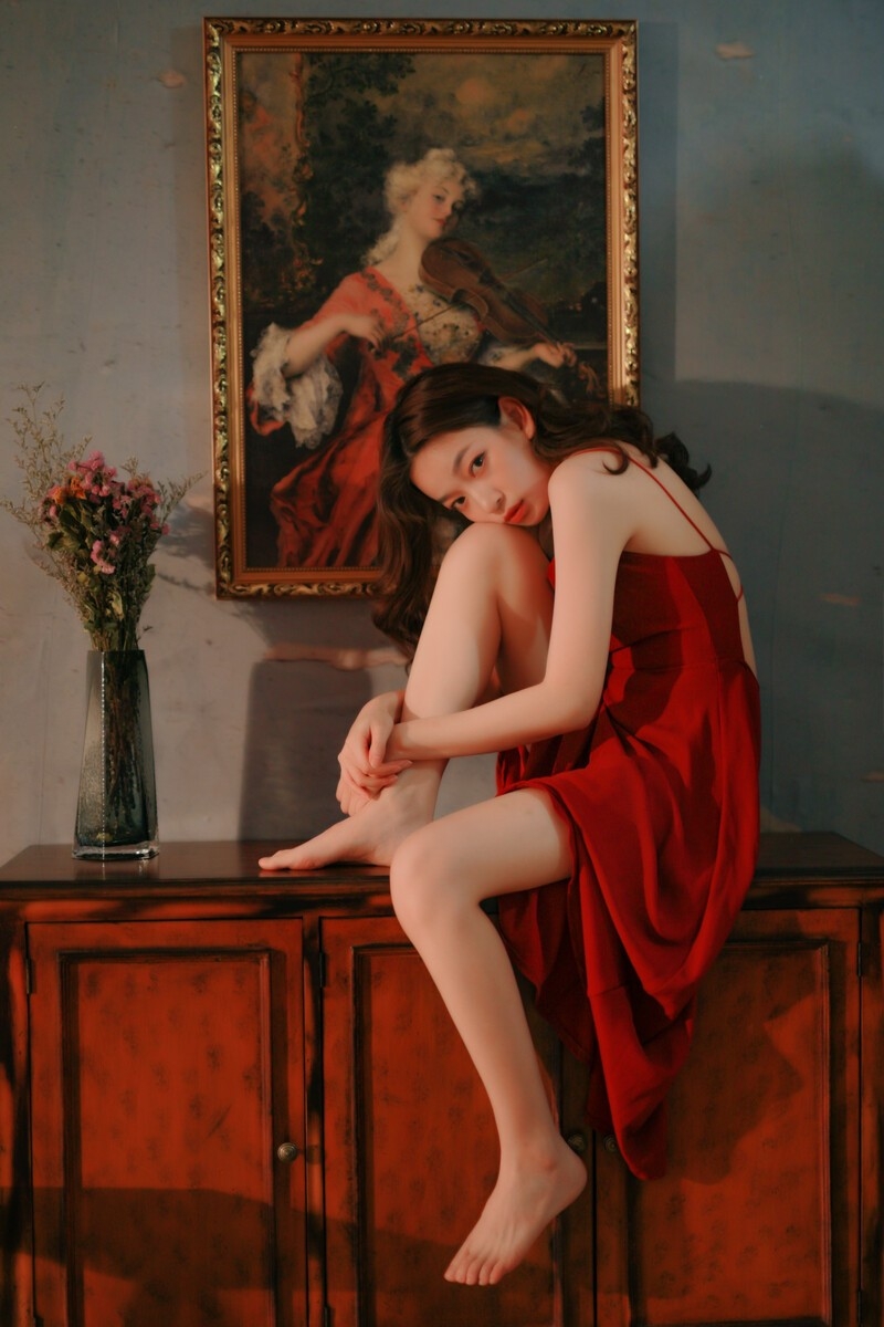 风情美女吊带红裙白皙肌肤写真