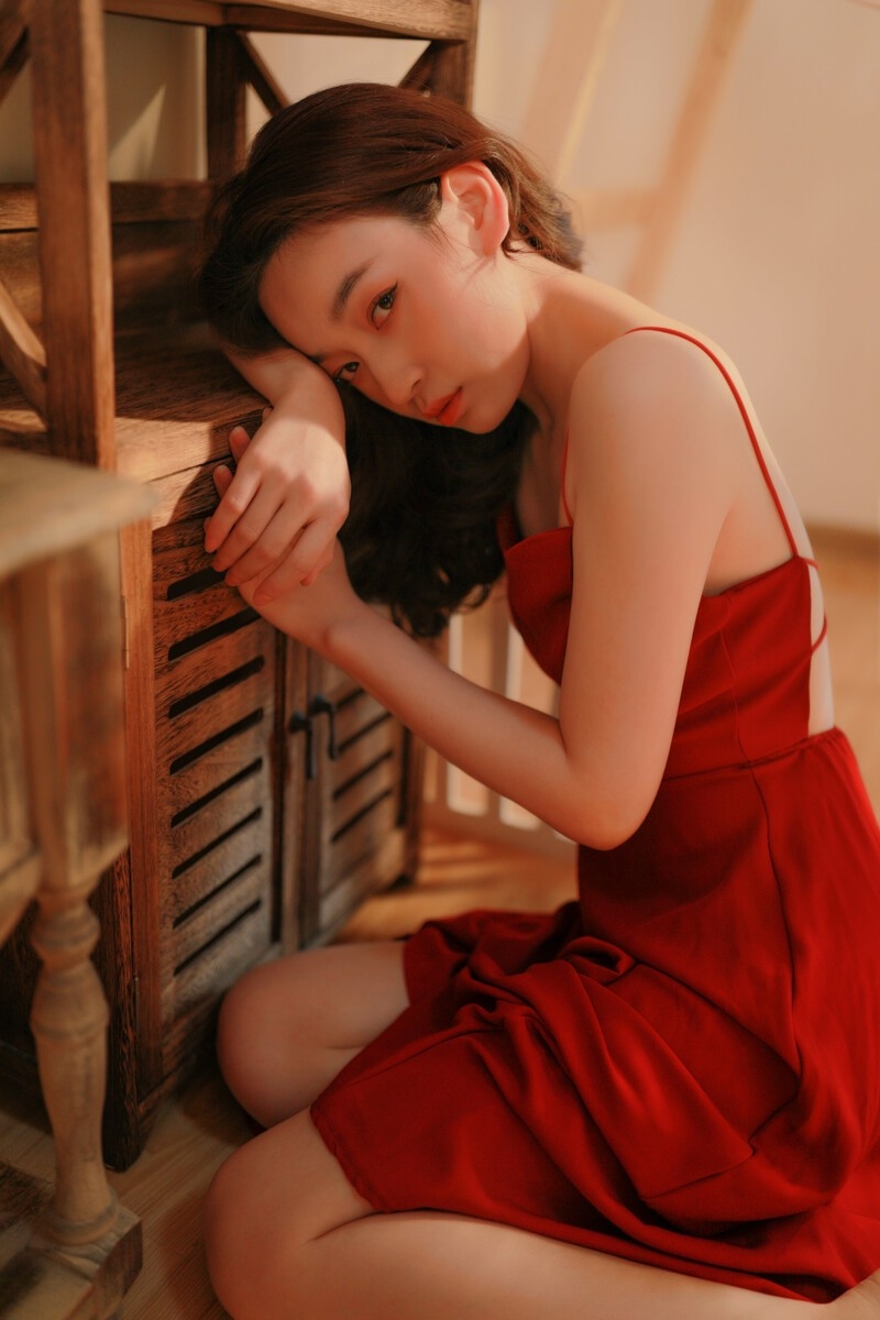 风情美女吊带红裙白皙肌肤写真