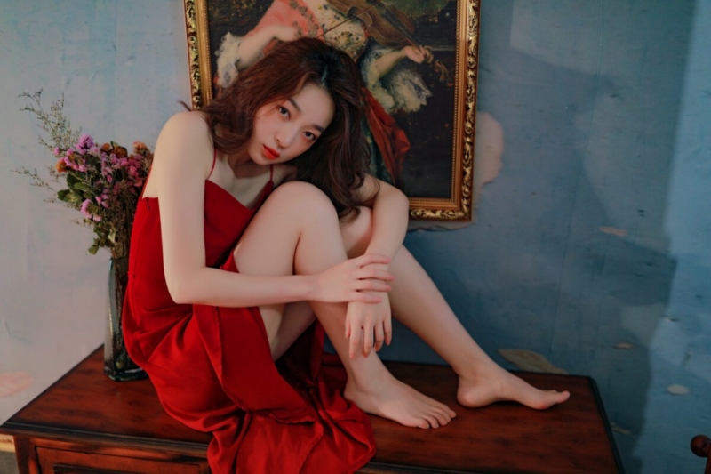 风情美女吊带红裙白皙肌肤写真