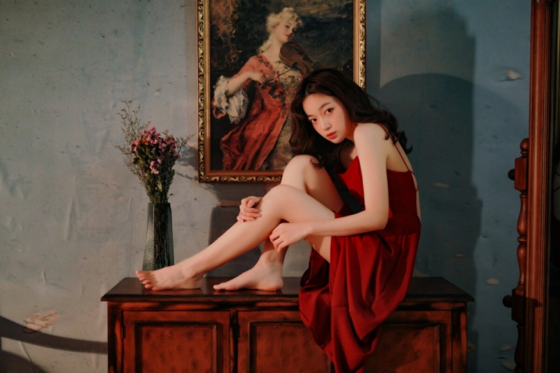 风情美女吊带红裙白皙肌肤写真