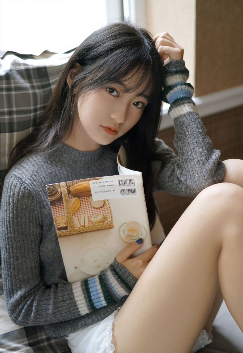 高挑美女超短裤大长腿私房写真