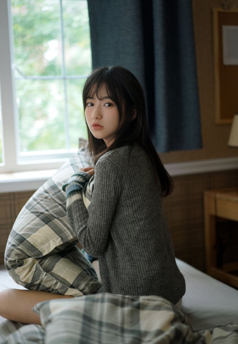 高挑美女超短裤大长腿私房写真