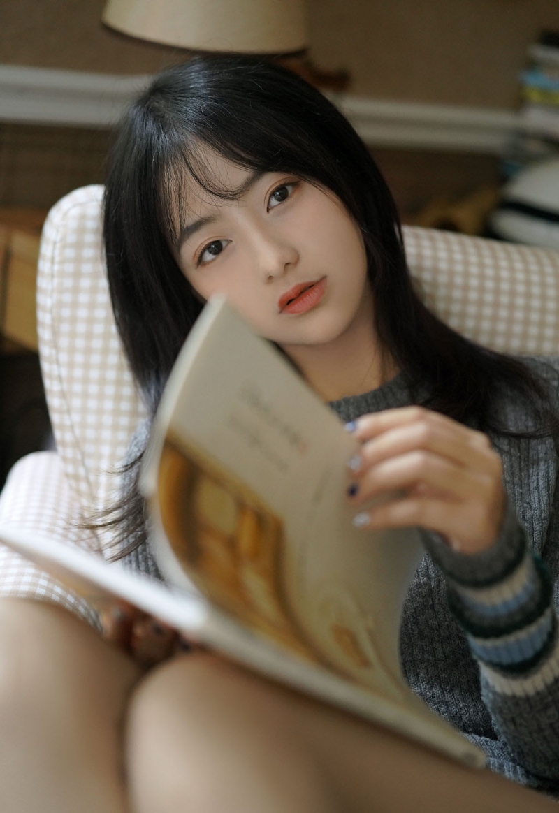 高挑美女超短裤大长腿私房写真