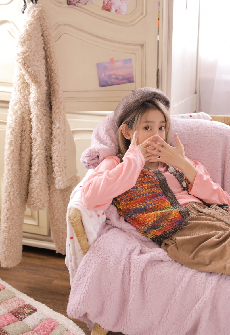 金发美少女白皙大长腿私房写真