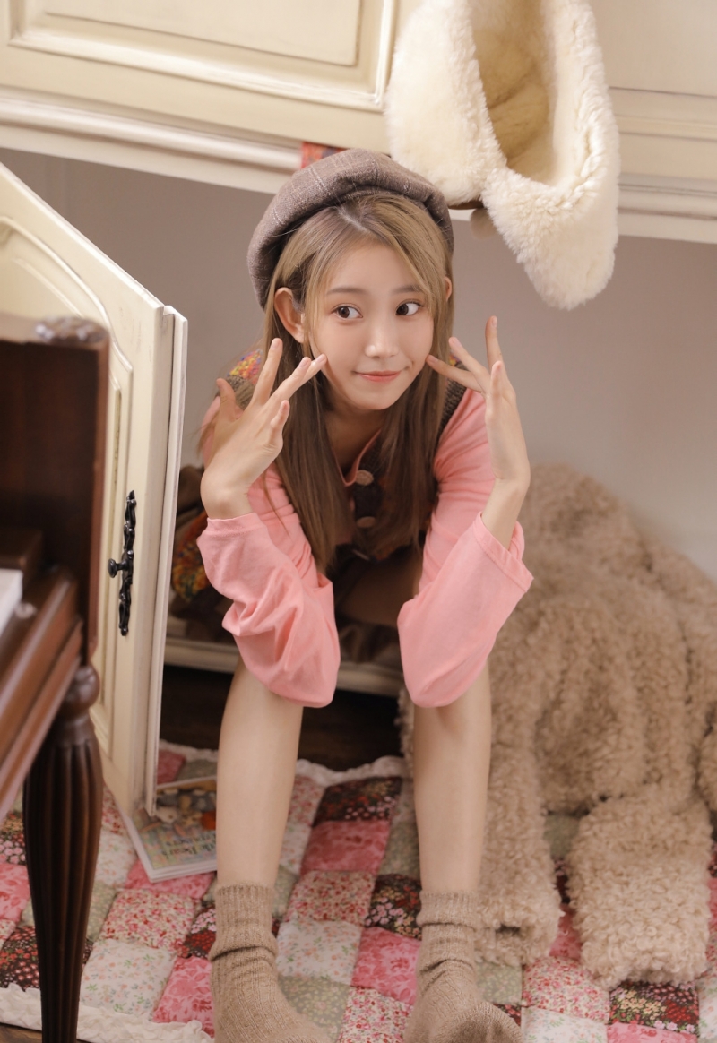 金发美少女白皙大长腿私房写真