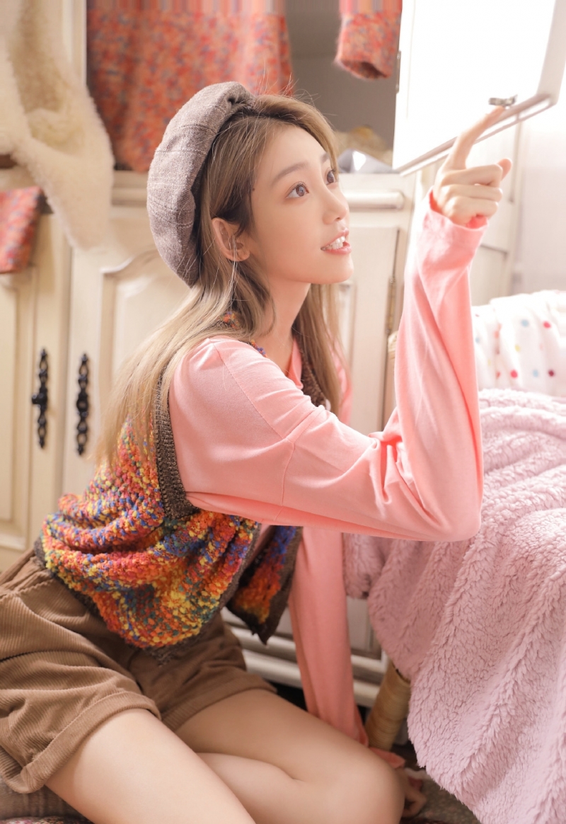 金发美少女白皙大长腿私房写真