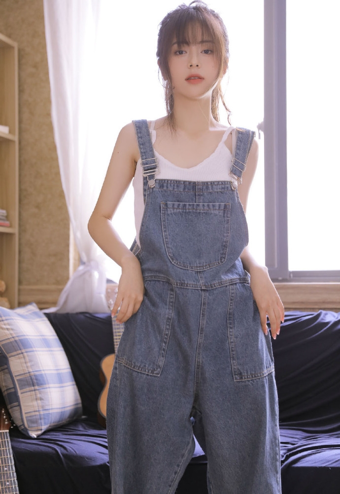 高马尾美女牛仔背带裤精选图片