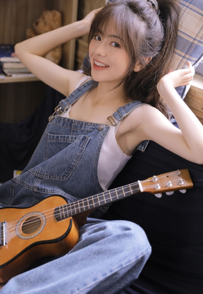 高马尾美女牛仔背带裤精选图片